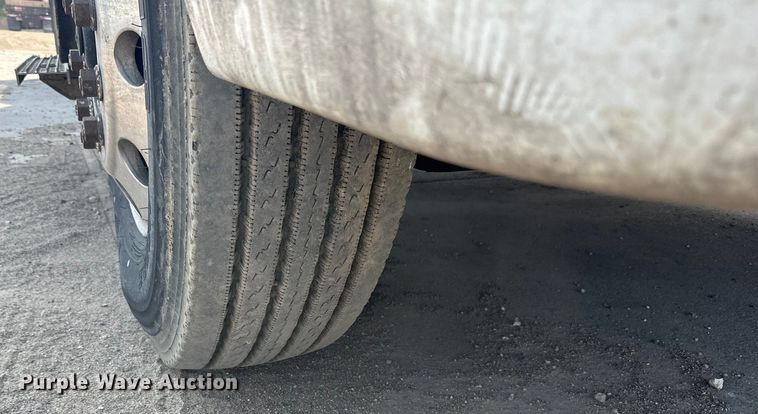 image for item LR9355 2002 International  9400i vacuum truck