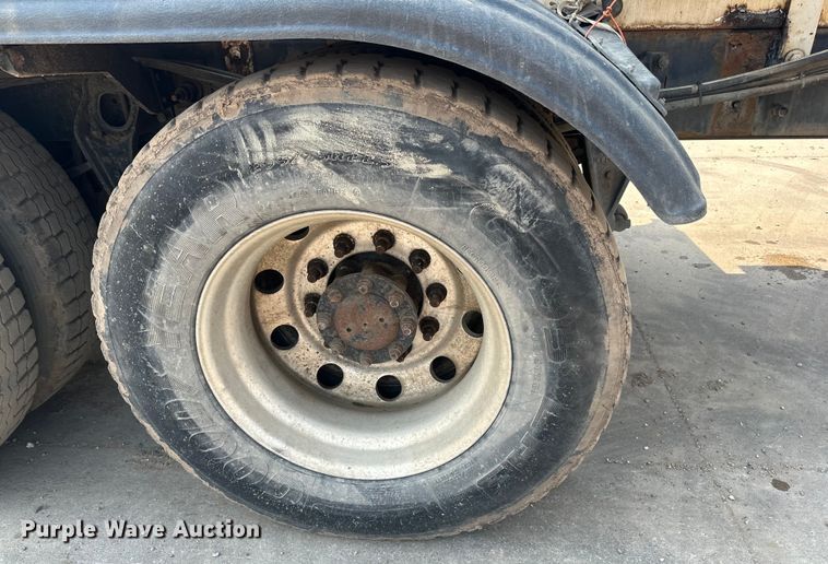 image for item LR9355 2002 International  9400i vacuum truck