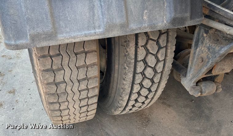 image for item LR9355 2002 International  9400i vacuum truck