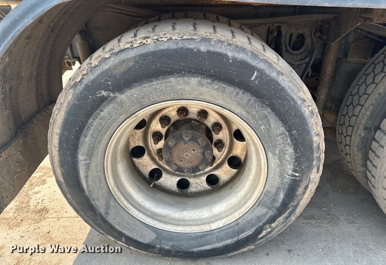 image for item LR9355 2002 International  9400i vacuum truck