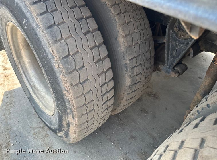 image for item LR9355 2002 International  9400i vacuum truck