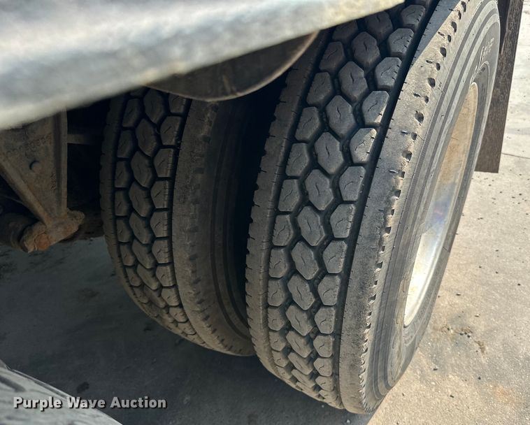 image for item LR9355 2002 International  9400i vacuum truck