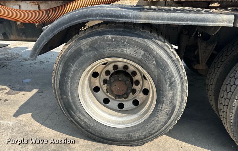 image for item LR9355 2002 International  9400i vacuum truck