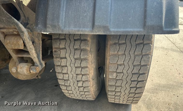 image for item LR9355 2002 International  9400i vacuum truck