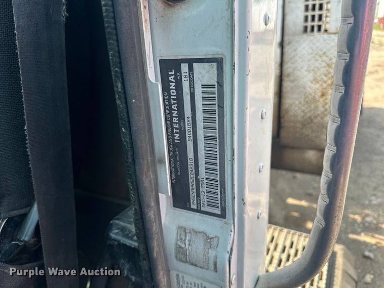 image for item LR9355 2002 International  9400i vacuum truck