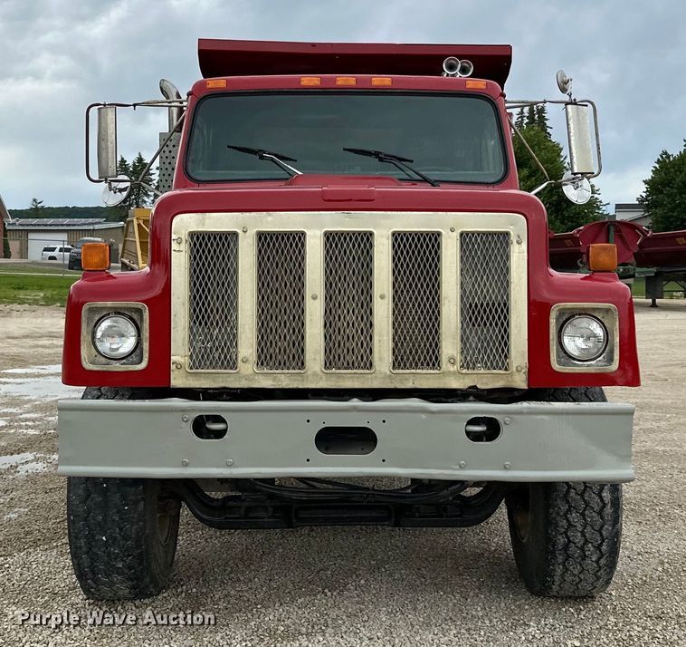 image for item LR9381 1992 International  2554 dump truck