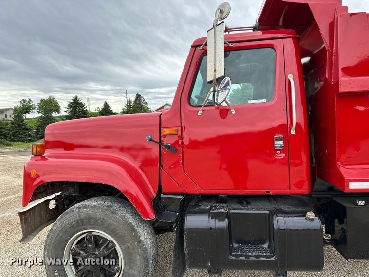 image for item LR9381 1992 International  2554 dump truck