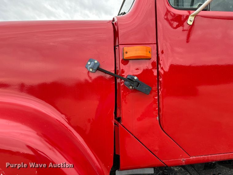 image for item LR9381 1992 International  2554 dump truck