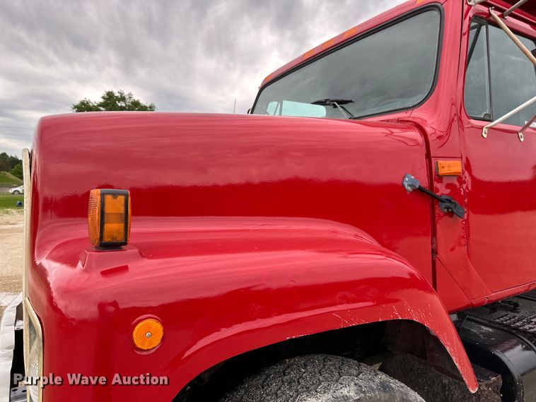 image for item LR9381 1992 International  2554 dump truck