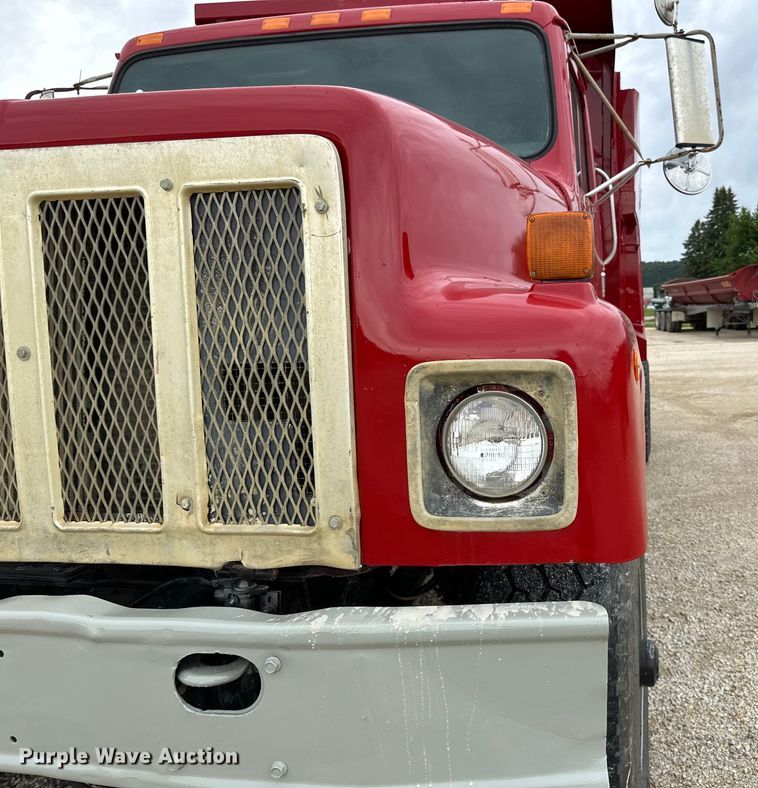 image for item LR9381 1992 International  2554 dump truck