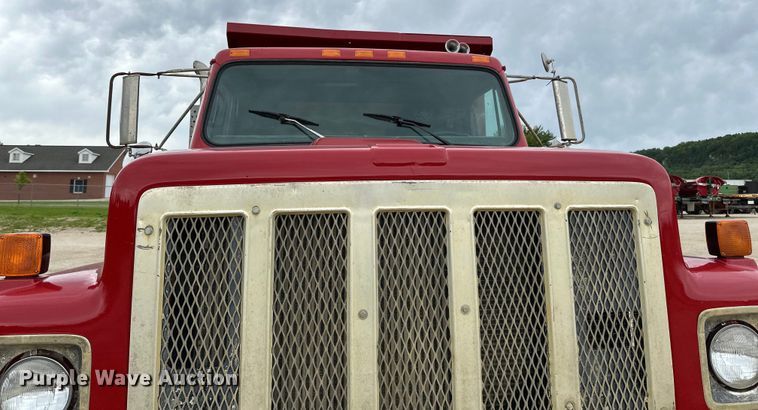 image for item LR9381 1992 International  2554 dump truck