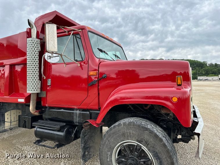 image for item LR9381 1992 International  2554 dump truck