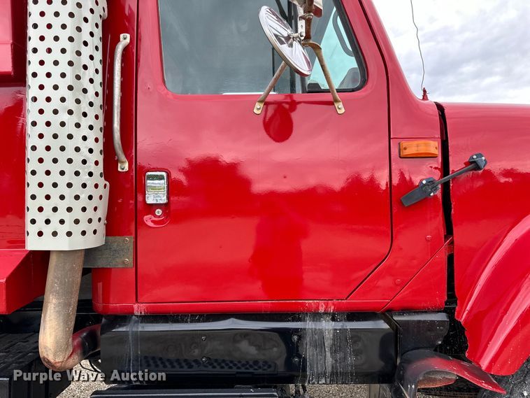 image for item LR9381 1992 International  2554 dump truck
