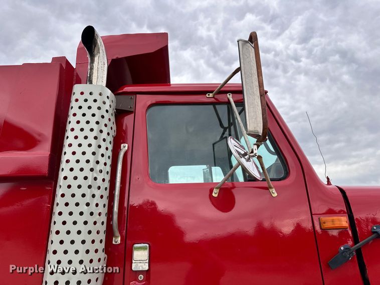 image for item LR9381 1992 International  2554 dump truck