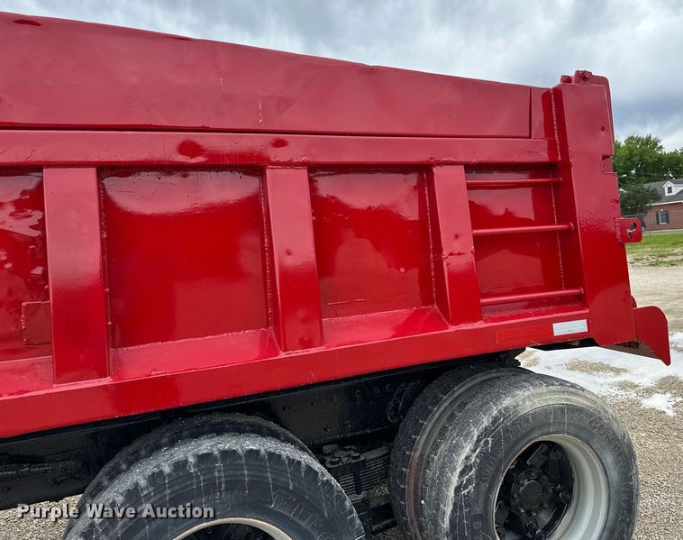 image for item LR9381 1992 International  2554 dump truck