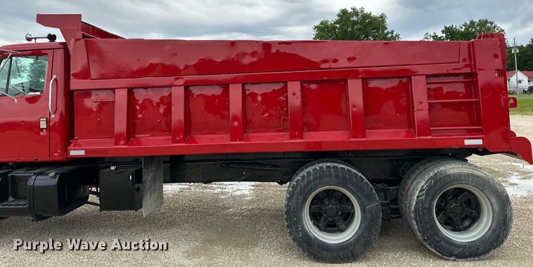image for item LR9381 1992 International  2554 dump truck