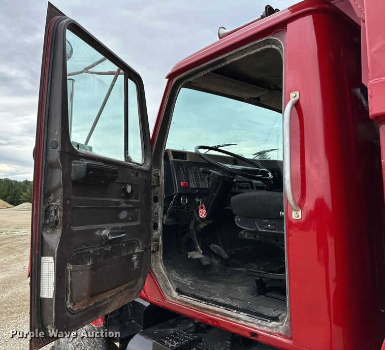 image for item LR9381 1992 International  2554 dump truck