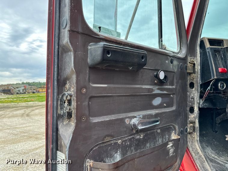 image for item LR9381 1992 International  2554 dump truck