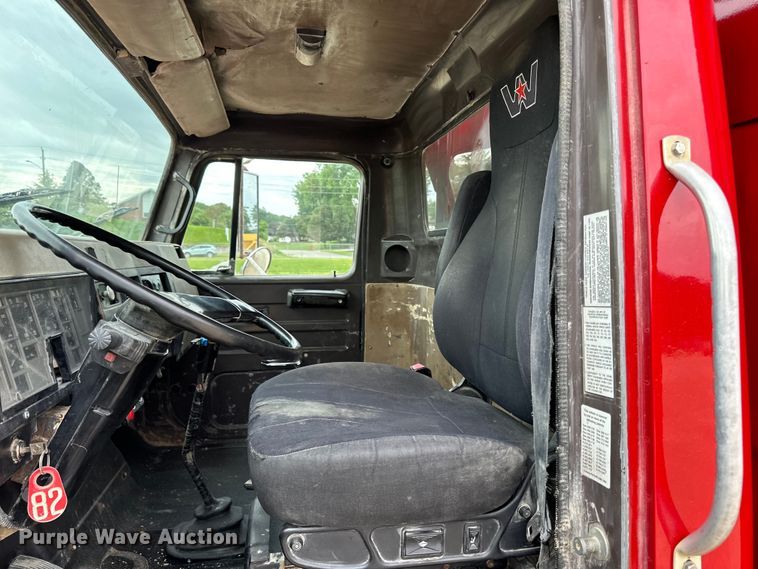 image for item LR9381 1992 International  2554 dump truck