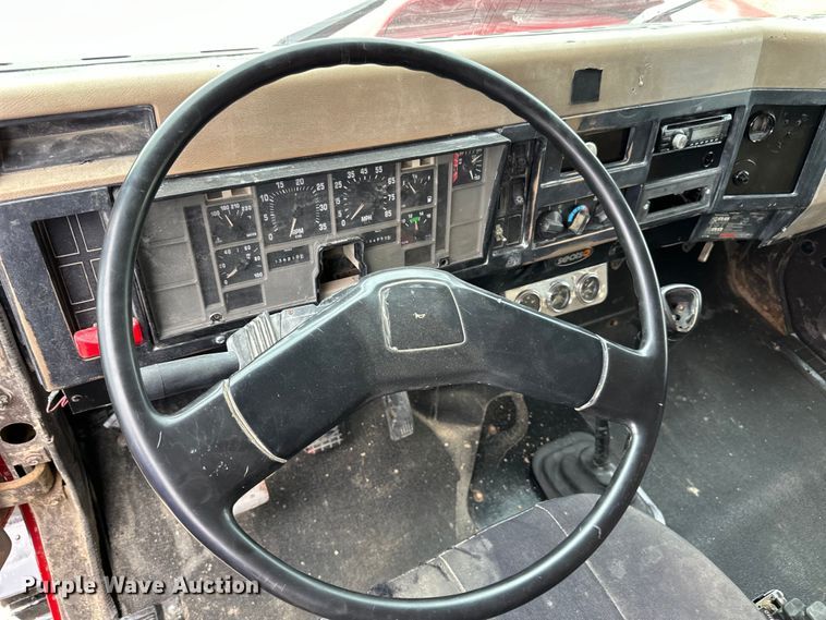 image for item LR9381 1992 International  2554 dump truck