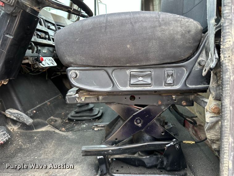 image for item LR9381 1992 International  2554 dump truck