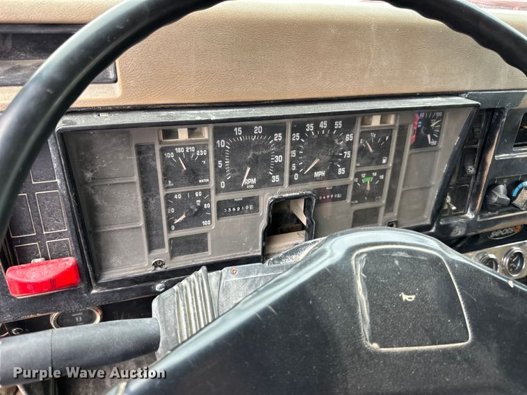 image for item LR9381 1992 International  2554 dump truck