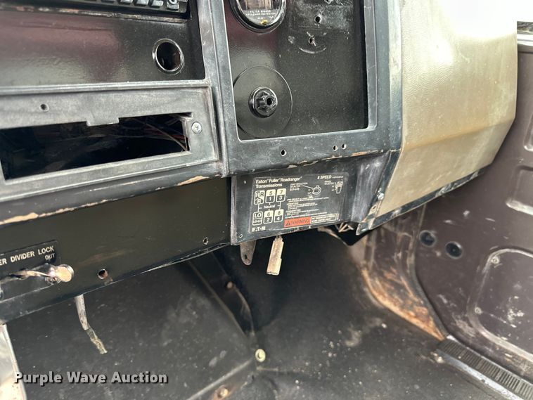 image for item LR9381 1992 International  2554 dump truck