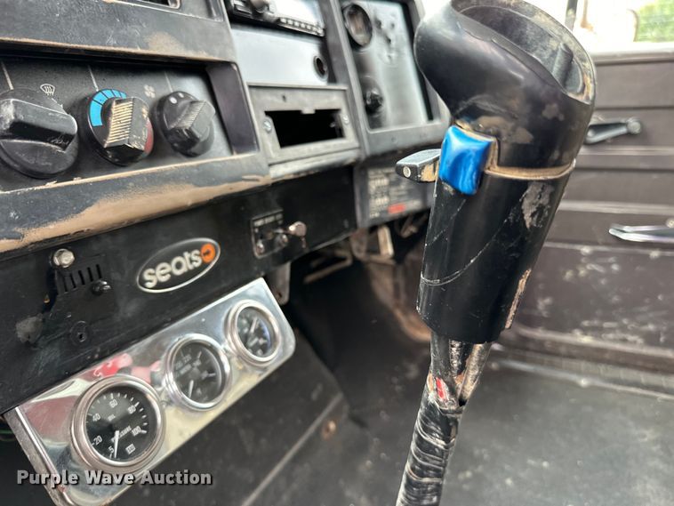 image for item LR9381 1992 International  2554 dump truck