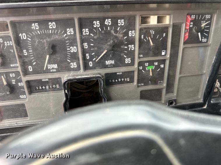 image for item LR9381 1992 International  2554 dump truck