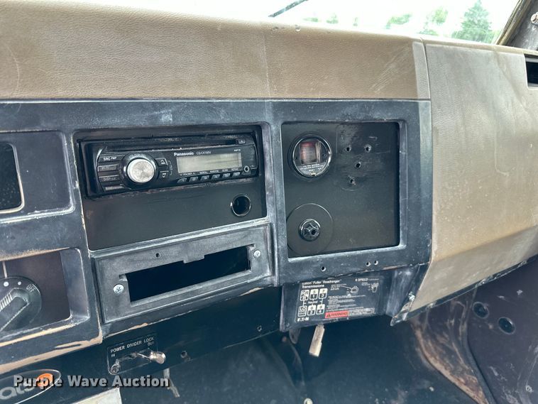 image for item LR9381 1992 International  2554 dump truck