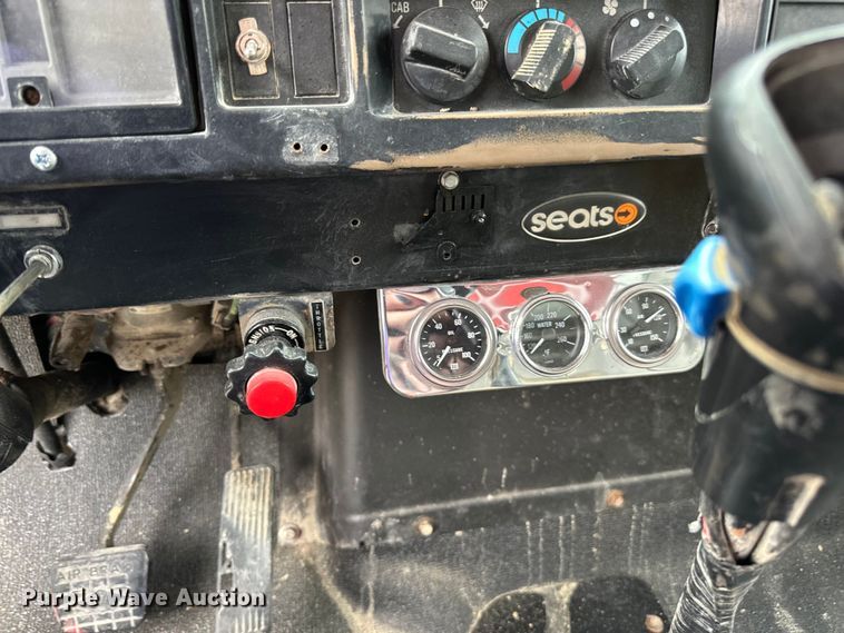 image for item LR9381 1992 International  2554 dump truck