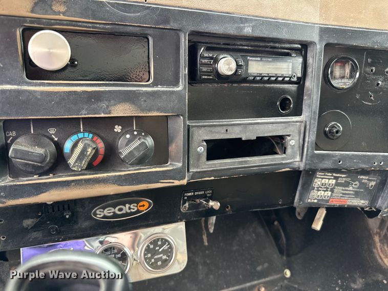 image for item LR9381 1992 International  2554 dump truck