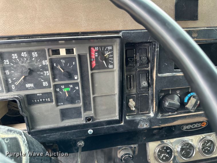 image for item LR9381 1992 International  2554 dump truck