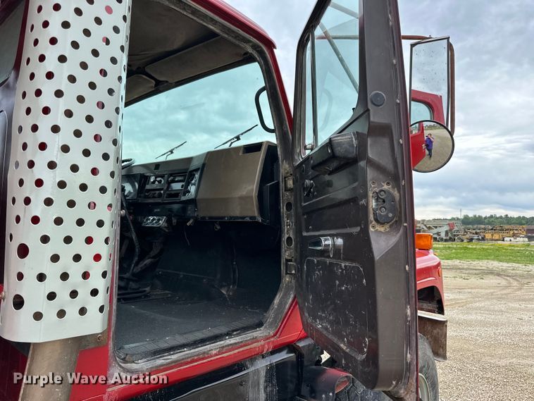 image for item LR9381 1992 International  2554 dump truck