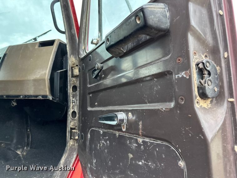 image for item LR9381 1992 International  2554 dump truck