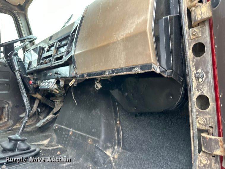 image for item LR9381 1992 International  2554 dump truck