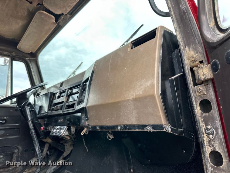 image for item LR9381 1992 International  2554 dump truck