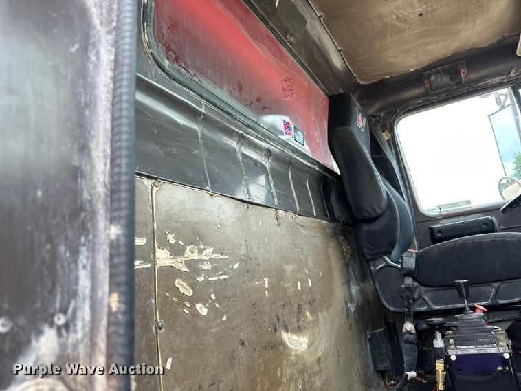 image for item LR9381 1992 International  2554 dump truck