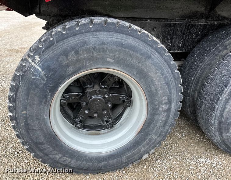 image for item LR9381 1992 International  2554 dump truck