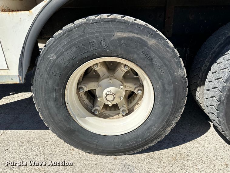 image for item LR9381 1992 International  2554 dump truck