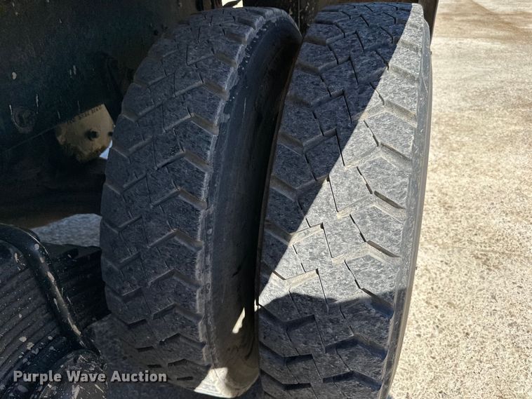 image for item LR9381 1992 International  2554 dump truck