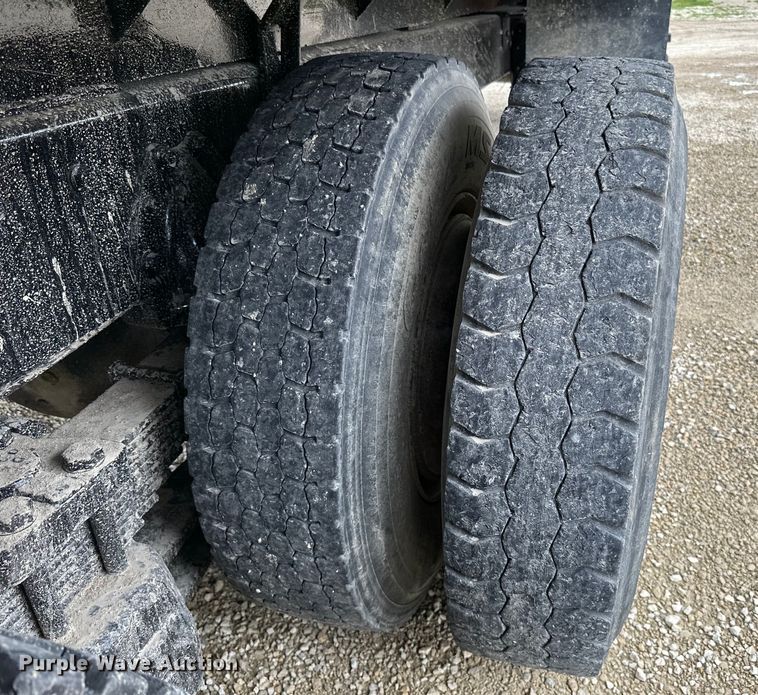 image for item LR9381 1992 International  2554 dump truck