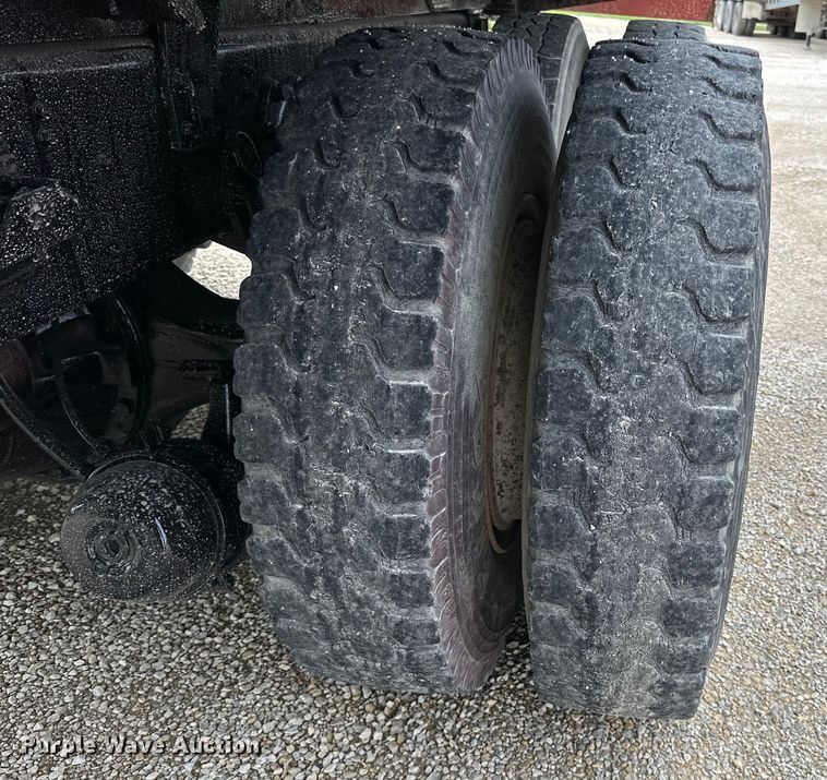 image for item LR9381 1992 International  2554 dump truck