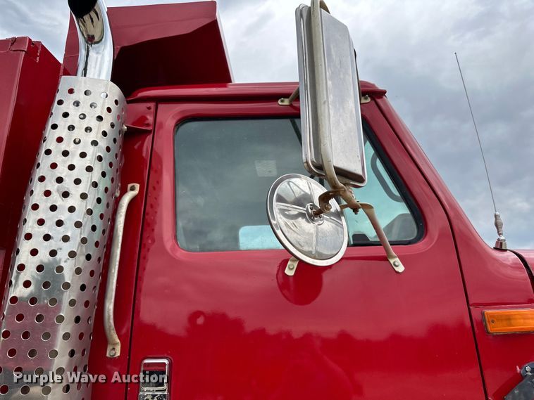image for item LR9383 1992 International  2554 dump truck
