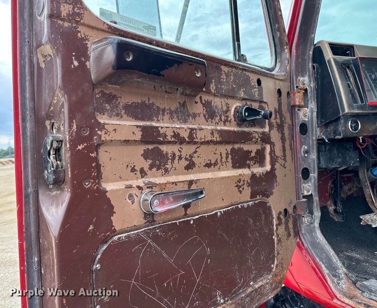 image for item LR9383 1992 International  2554 dump truck