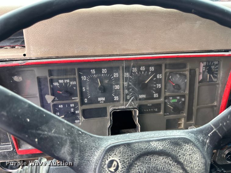 image for item LR9383 1992 International  2554 dump truck