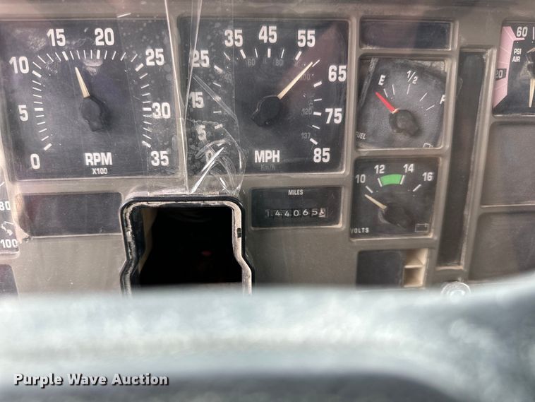 image for item LR9383 1992 International  2554 dump truck