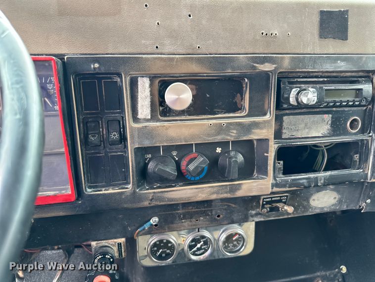 image for item LR9383 1992 International  2554 dump truck