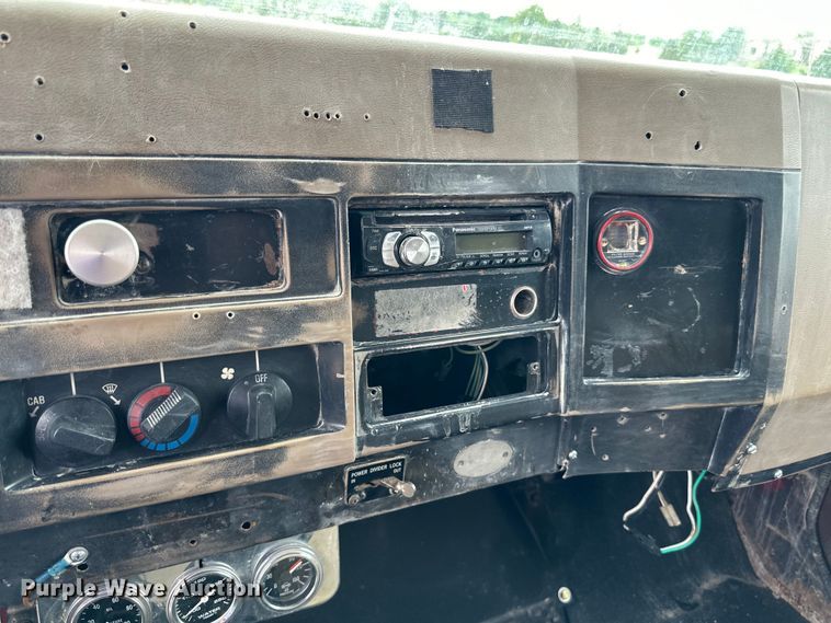 image for item LR9383 1992 International  2554 dump truck