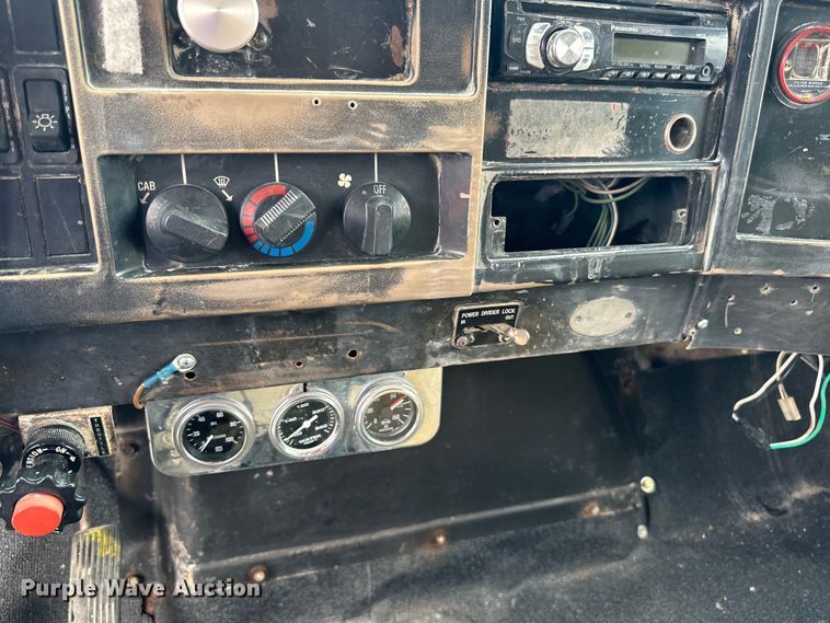 image for item LR9383 1992 International  2554 dump truck